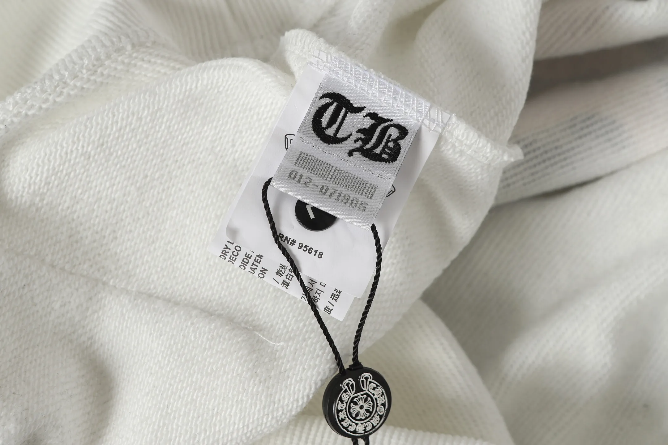 P240 3124 cross-border running quantity model. If you are pursuing quality, please place an order. -Chrome Hearts/Chrome Hearts Colorful Sanskrit Printed Hoodie -High weight, high density and high quality. The wool is soft, delicate and skin-friendly. It feels soft and silky. It has excellent warmth and skin-friendly properties. -Size: S M L XL
